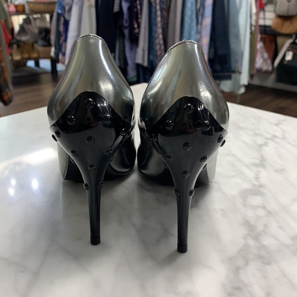 🌟 Tod's Metallic Silver Leather Black Studded Heel Pumps Size 36.5 NEW - Picture 3 of 8